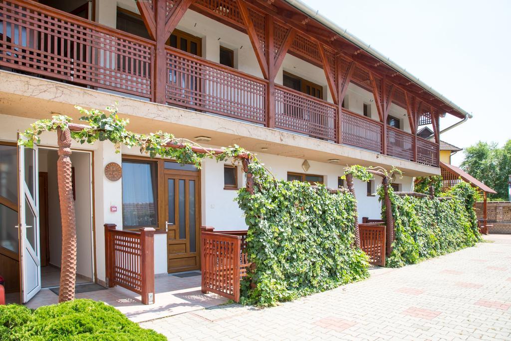 Rózsakert Apartmanház Hajdúszoboszló Exterior foto