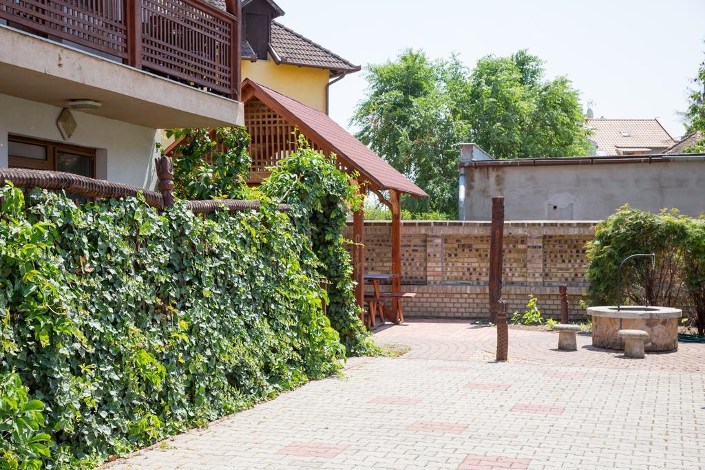 Rózsakert Apartmanház Hajdúszoboszló Exterior foto